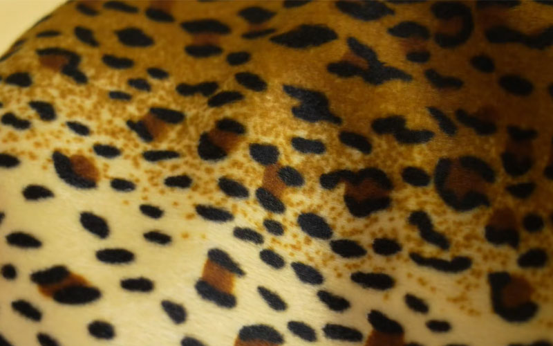 Pelúcia curta com estampa de leopardo